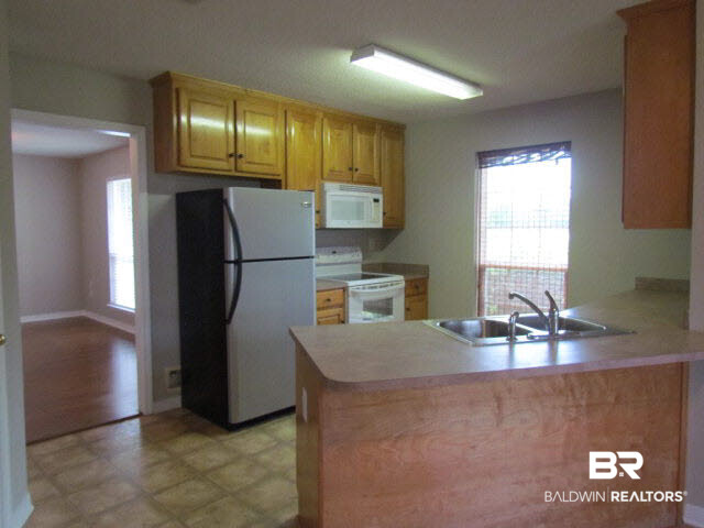 500 West Rose Avenue Foley, AL 36535 - Photo 17 of 21 New Paint-Kitchen