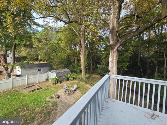 a view of a back yard