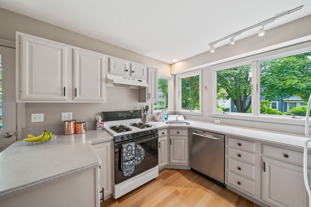 44 Williams Street Braintree, MA 02184 - Photo 4 of 40 Gallery Image 4