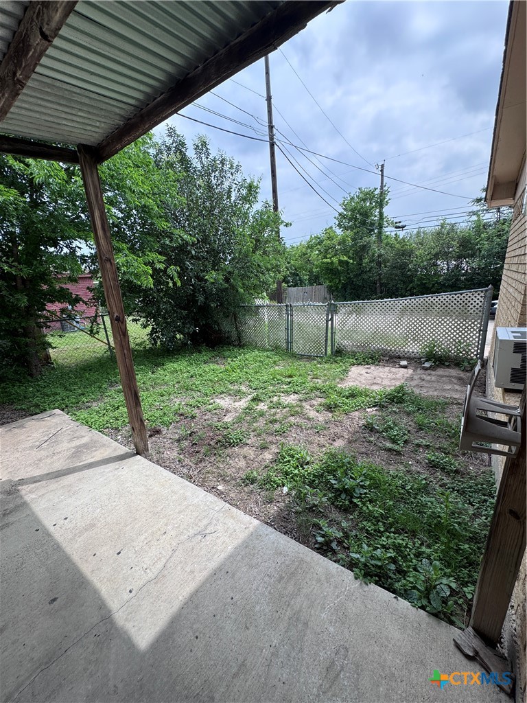 1301 North 10th Street Temple, TX 76501 - Photo 20 of 25 a backyard of a house with lots of green space