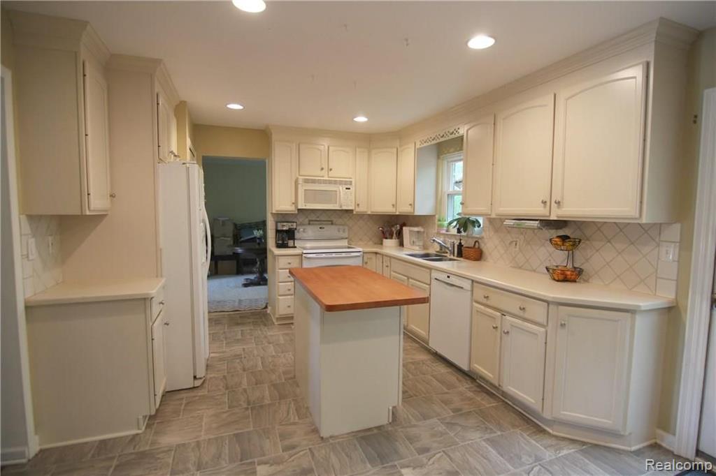 618 Shellbourne Drive Rochester Hills, MI 48309 - Photo 9 of 38