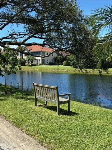 a wooden bench sitting in a yard next to a building