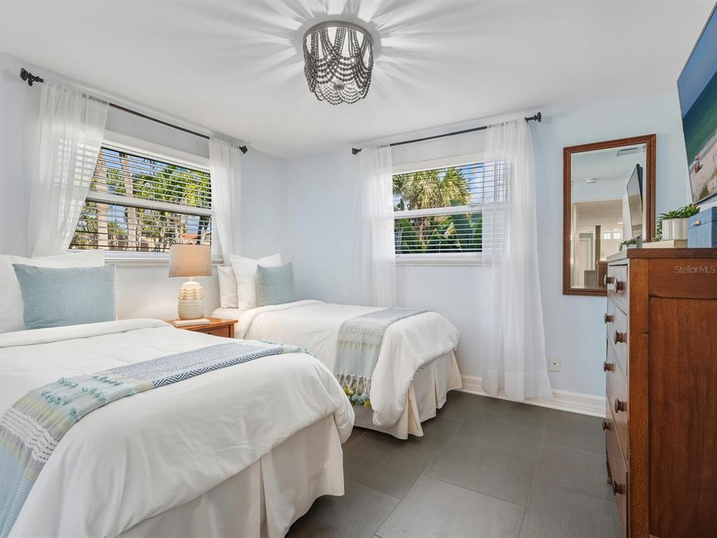 1002 Glebe Lane Sarasota, FL 34242 - Photo 22 of 48