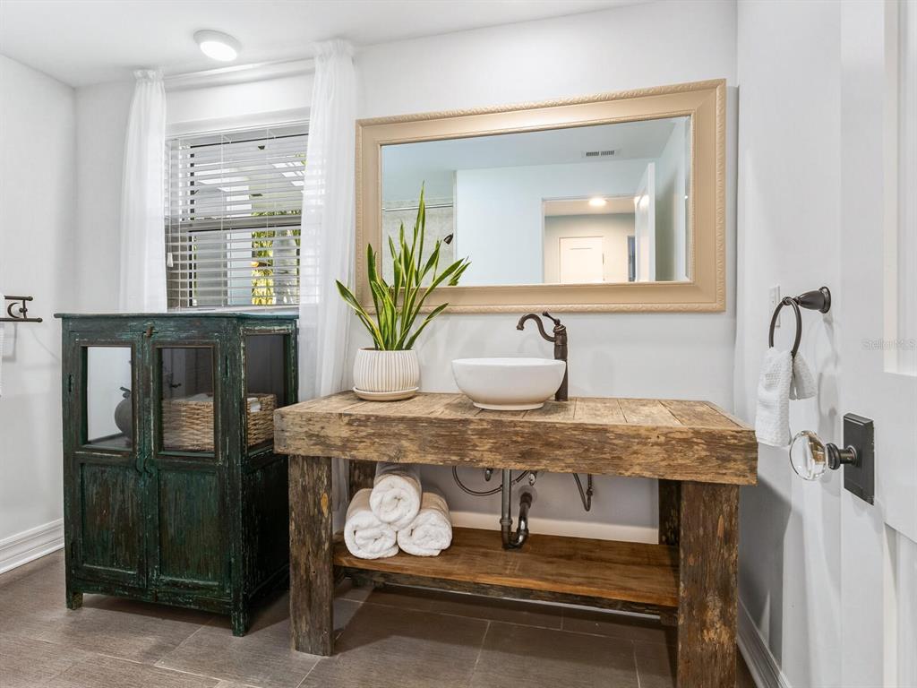 1002 Glebe Lane Sarasota, FL 34242 - Photo 23 of 48