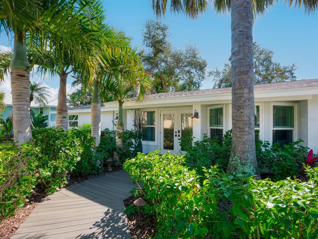 1002 Glebe Lane Sarasota, FL 34242 - Photo 4 of 48