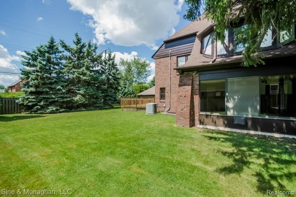 1035 Bishop Road Grosse Pointe, MI 48230 - Photo 51 of 62 051-Side_View-1944614-medium.jpg