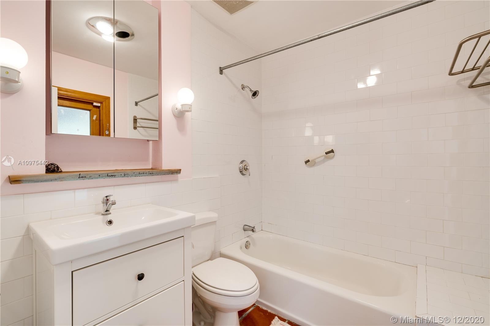 6100 Moss Ranch Road Pinecrest, FL 33156 - Photo 21 of 30 bathroom for westside bedroom