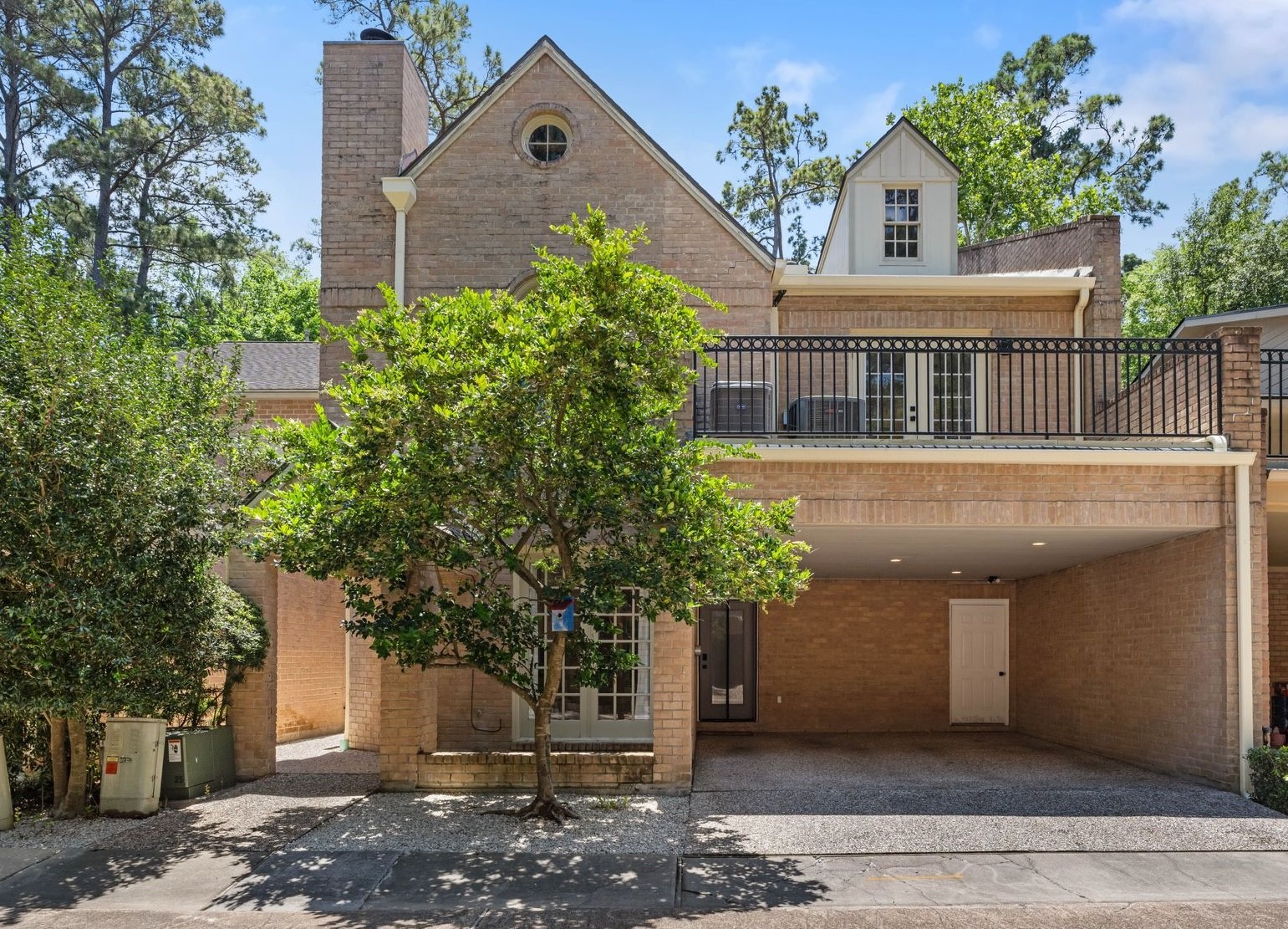 201 Vanderpool Lane, Unit 137 Houston, TX 77024 - Photo 1 of 42 Welcome to 201 Vanderpool Lane #137, a beautifully remodeled brick townhome located in the prestigious manned-gated Woodstone community. Offering 3 levels of flexible living with elevator access to each floor, this home is ideally situated near City Centre, Town & Country, the Energy Corridor, and community amenities include a clubhouse, pool, tennis courts, and basketball courts.