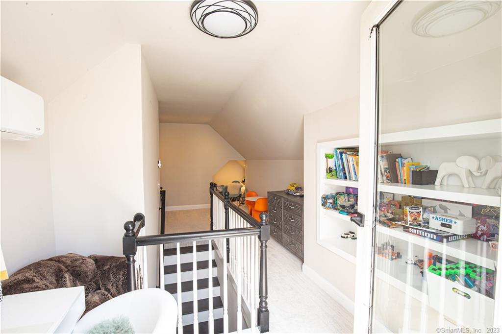 331 Riverside Drive Fairfield, CT 06824 - Photo 21 of 34 a living room with furniture