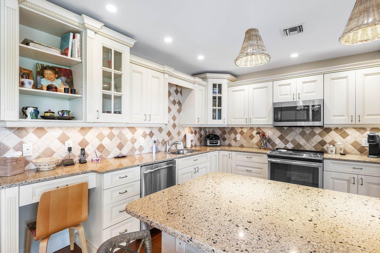 3675 Quail Ridge Drive, Unit BOBWHITE B Boynton Beach, FL 33436 - Photo 10 of 33 Kitchen