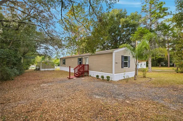 a view of a house with backyard