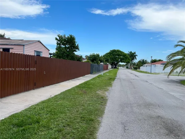 a view of a backyard