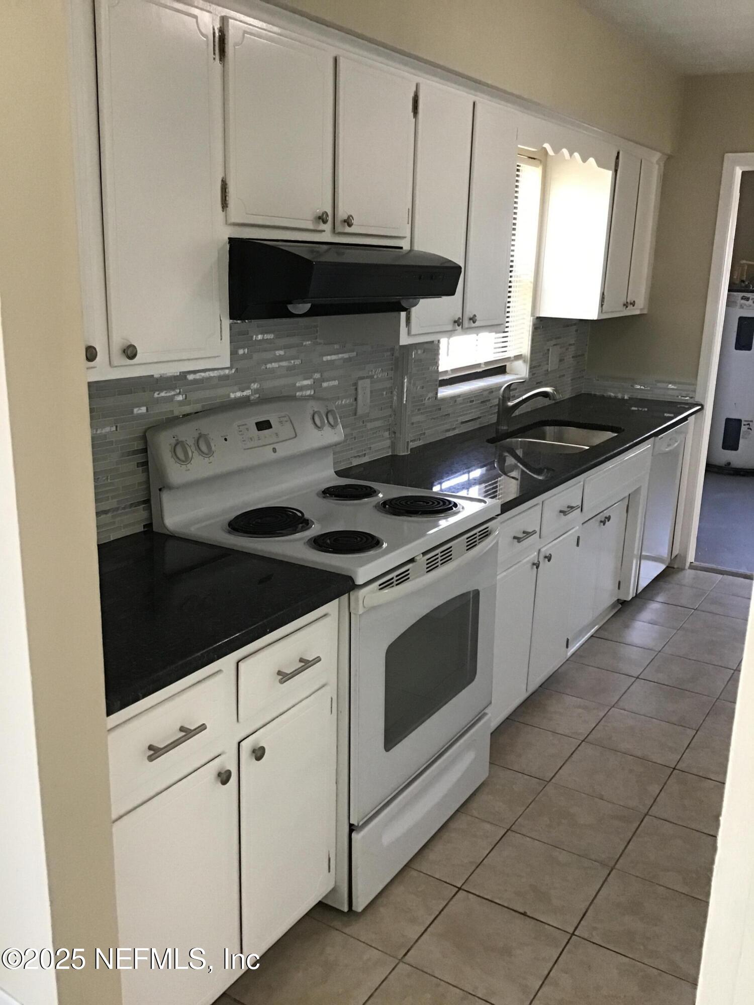 718 Perryman Lane West Jacksonville, FL 32221 - Photo 2 of 15 Kitchen