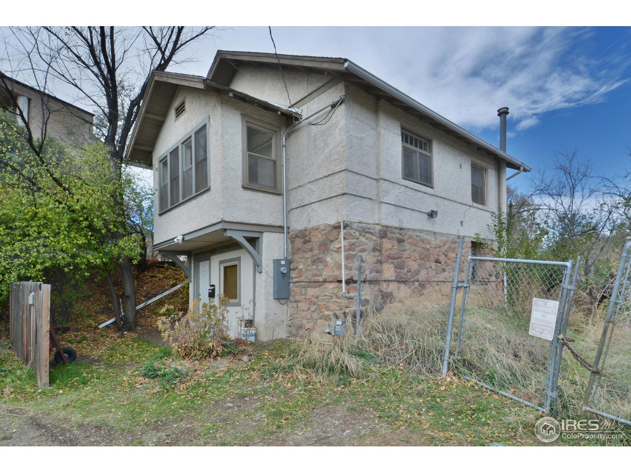 1590 Hillside Road Boulder, CO 80302 - Photo 10 of 25 a front view of a house with a garden