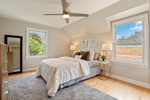 309 East Avenue Park Ridge, IL 60068 - Photo 17 of 32 a spacious bedroom with a bed and a window