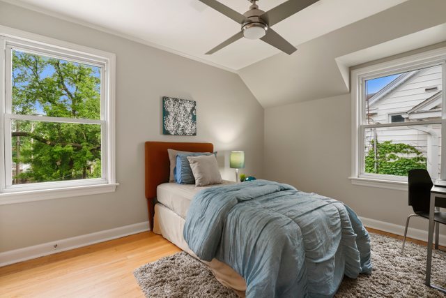 309 East Avenue Park Ridge, IL 60068 - Photo 19 of 32 a bedroom with a bed and a window