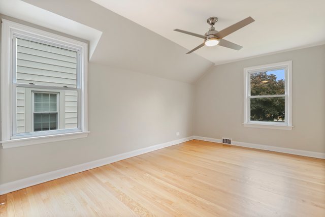 309 East Avenue Park Ridge, IL 60068 - Photo 20 of 32 an empty room with window and ceiling fan