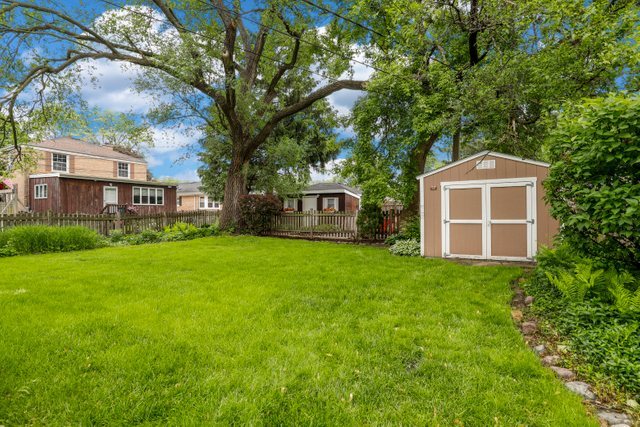 309 East Avenue Park Ridge, IL 60068 - Photo 30 of 32 a front view of a house with a garden