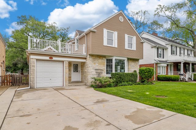 309 East Avenue Park Ridge, IL 60068 - Photo 31 of 32 a front view of a house with a garden