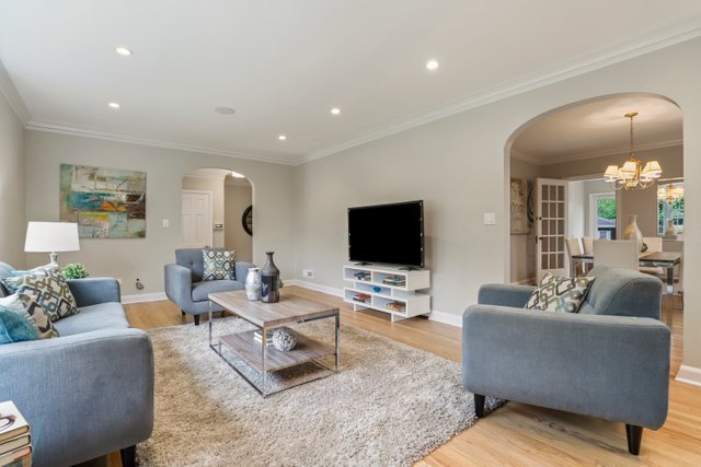309 East Avenue Park Ridge, IL 60068 - Photo 5 of 32 a living room with furniture and a flat screen tv
