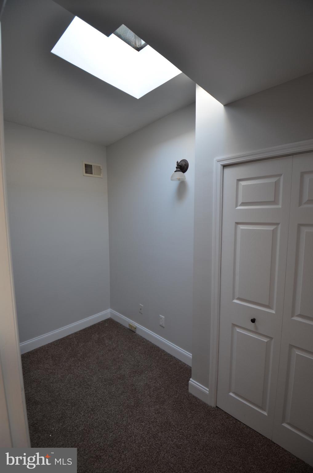 26 North E Avenue Baltimore, MD 21224 - Photo 8 of 22 en empty room with windows