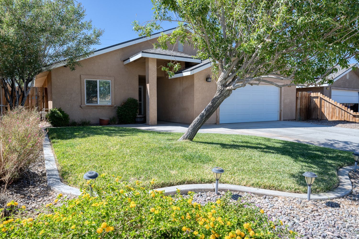 1009 Sims Street Ridgecrest, CA 93555 - Photo 3 of 40 a front view of house with garden