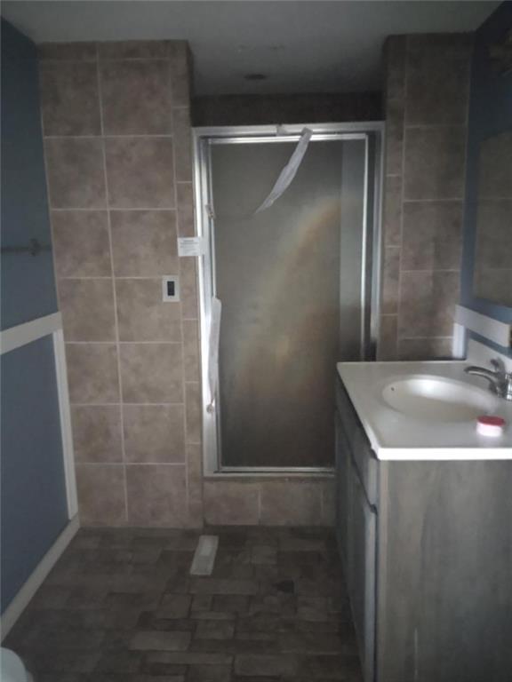 3009 Old Pittsburgh Road New Castle, PA 16101 - Photo 5 of 8 a bathroom with a shower