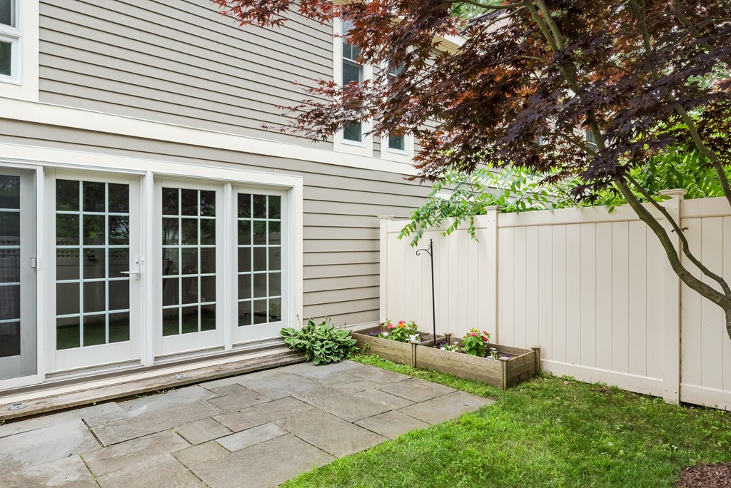 11 Oak Street, Unit 11 Wellesley, MA 02482 - Photo 16 of 18