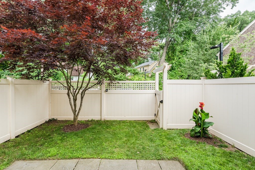 11 Oak Street, Unit 11 Wellesley, MA 02482 - Photo 17 of 18