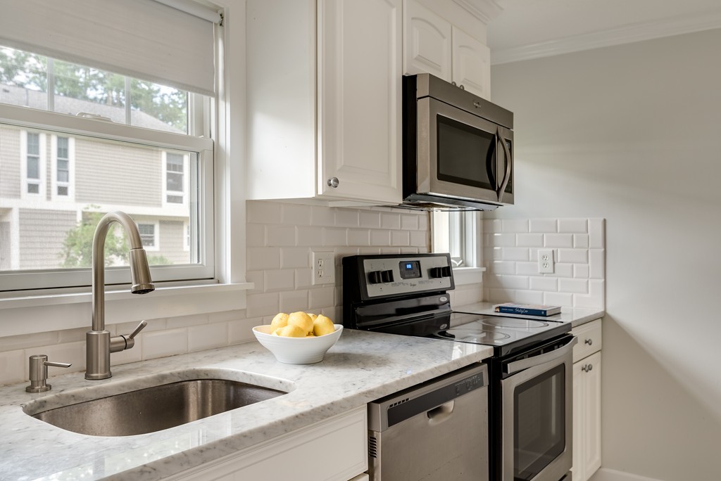 11 Oak Street, Unit 11 Wellesley, MA 02482 - Photo 3 of 18