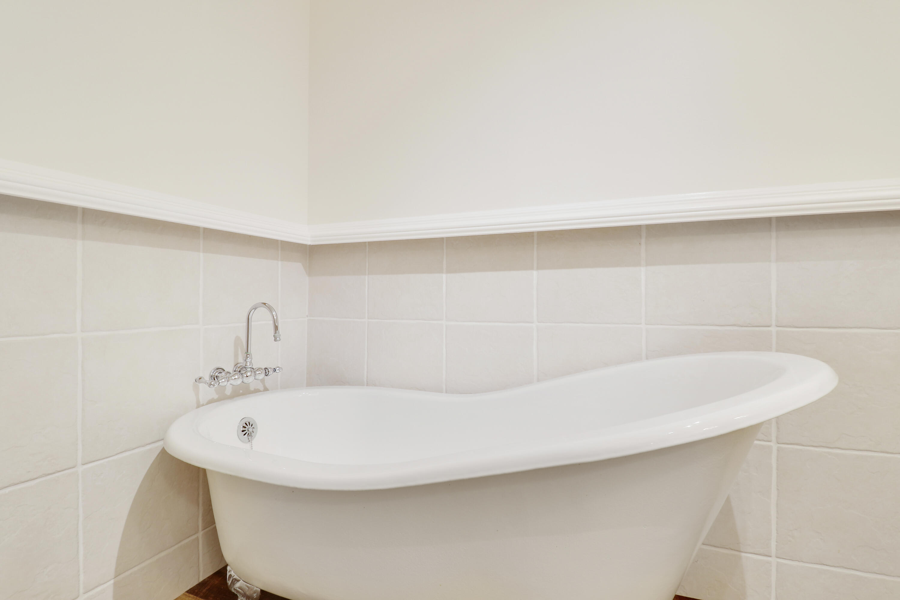 109 Seashore Drive Jupiter, FL 33477 - Photo 30 of 46 Soaking Tub in 2nd Bathroom