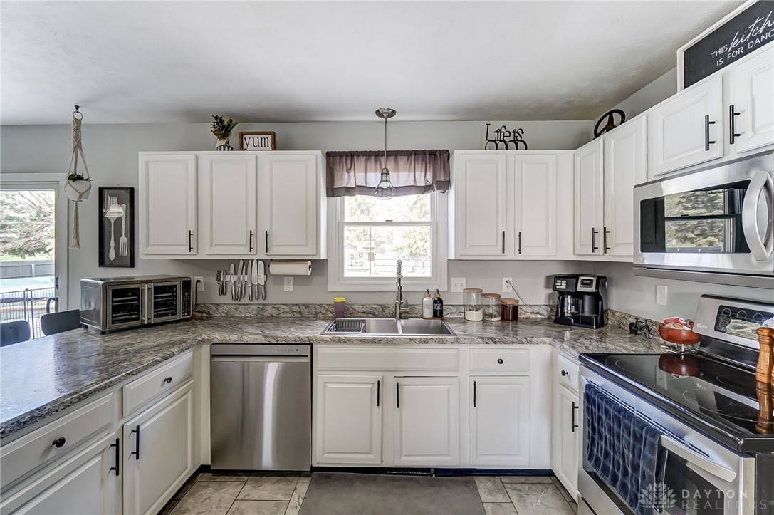 1660 Hinkle Road Springfield, OH 45505 - Photo 12 of 53