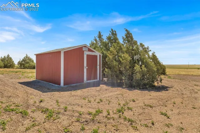 a view of a yard with a house