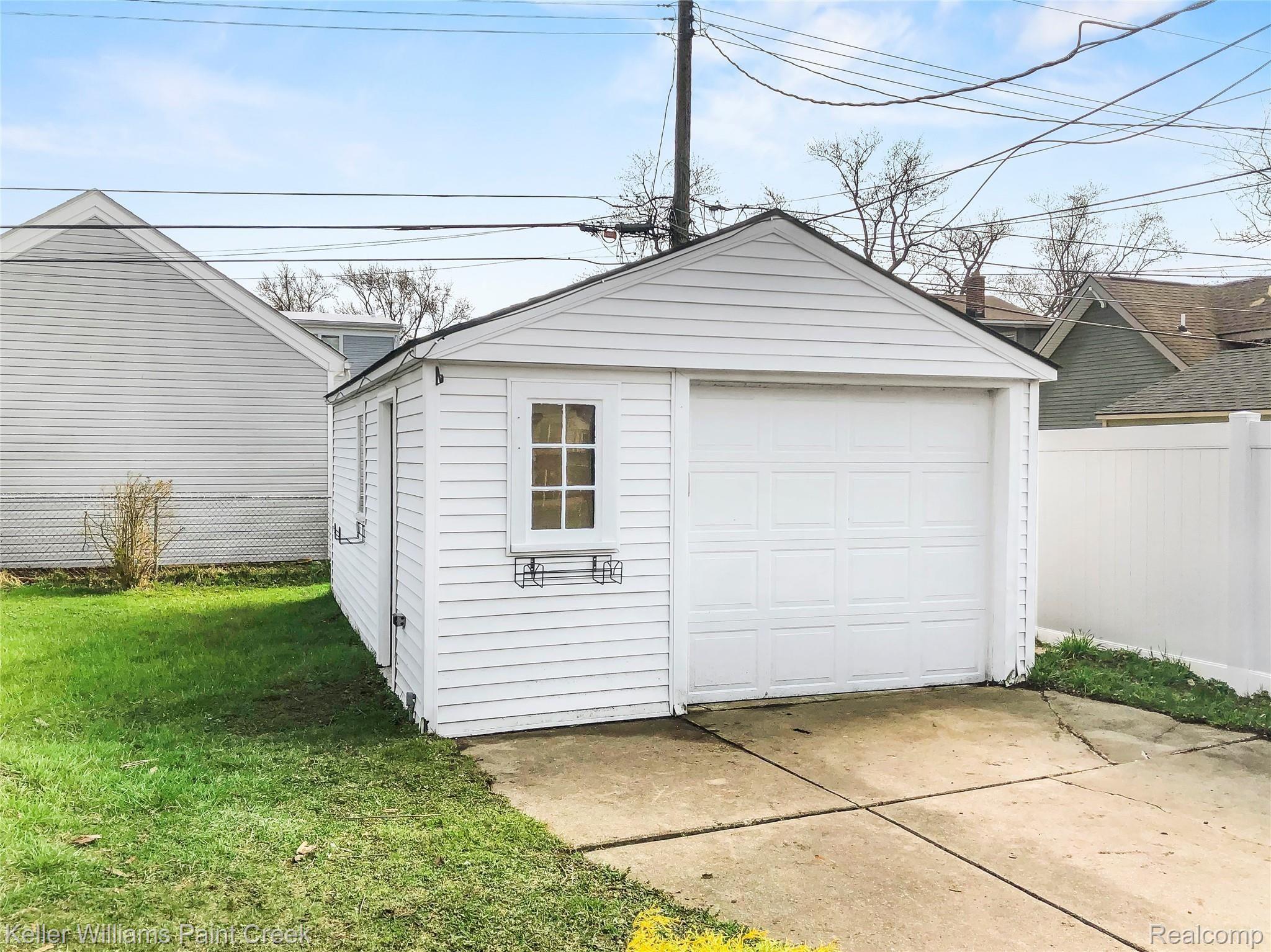 1035 Columbia Road Berkley, MI 48072 - Photo 22 of 22 16507283279511035_Columbia_Bertateam@kw.com230098_br