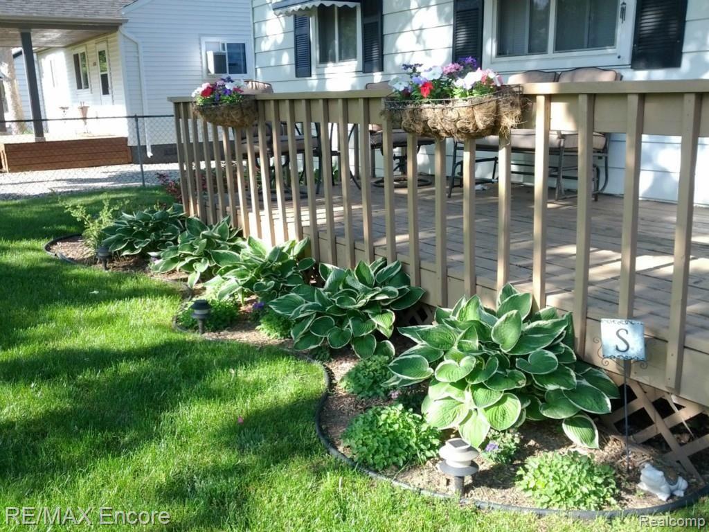 5291 Drayton Road Clarkston, MI 48346 - Photo 14 of 14 Lush Landscaping View 2