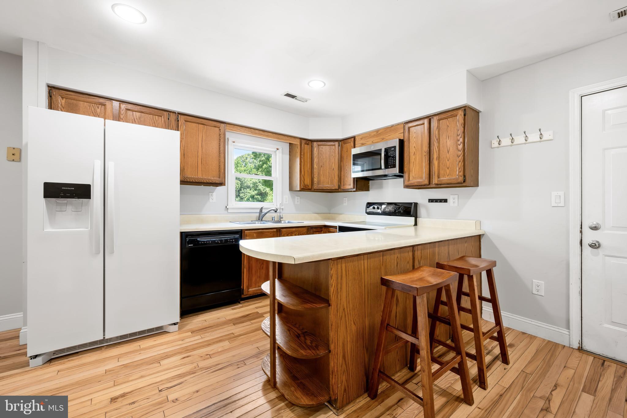26648 Arcadia Shores Road Easton, MD 21601 - Photo 10 of 25 a kitchen with stainless steel appliances granite countertop a sink stove and refrigerator