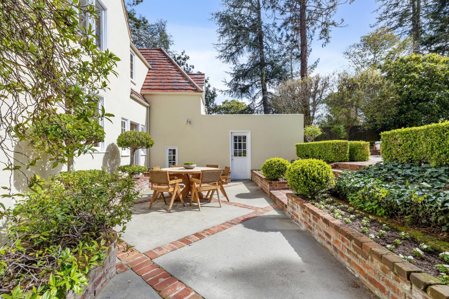460 Edgewood Road San Mateo, CA 94402 - Photo 31 of 40 a view of a patio with table and chairs and potted plants