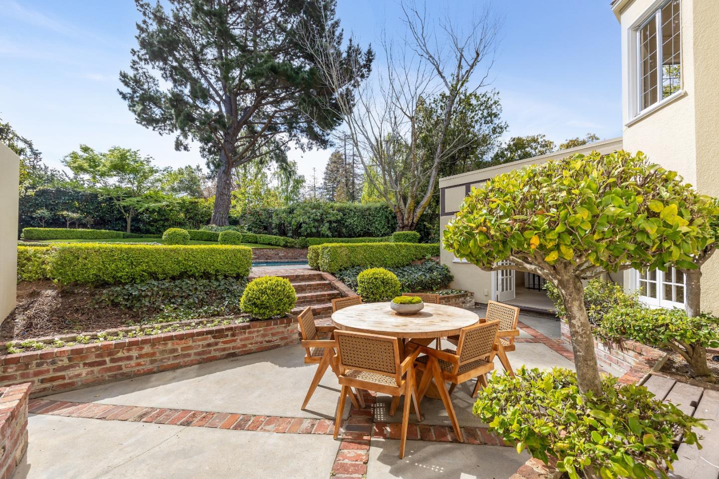 460 Edgewood Road San Mateo, CA 94402 - Photo 33 of 40 a outdoor view with a seating space