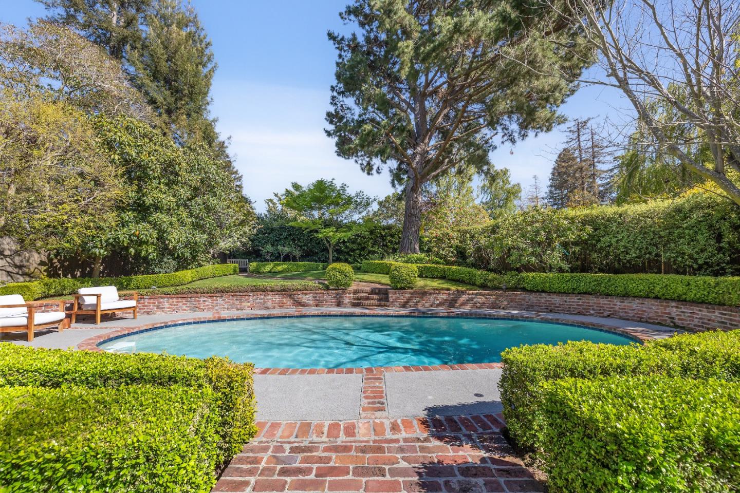 460 Edgewood Road San Mateo, CA 94402 - Photo 34 of 40 a view of a backyard with a garden