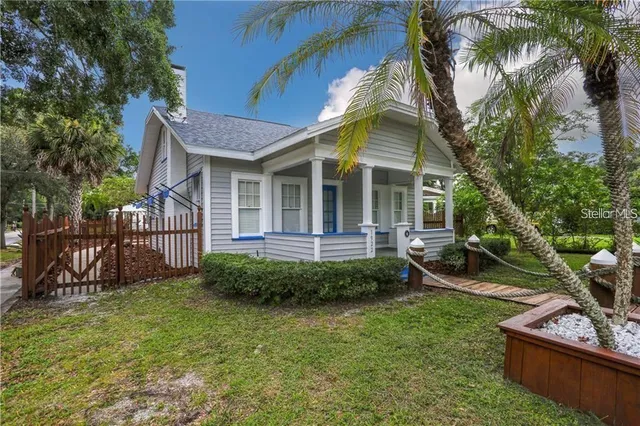 a view of a house with backyard