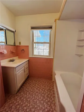 $1,600 | 184 Vincent Avenue, East Providence, RI 02914