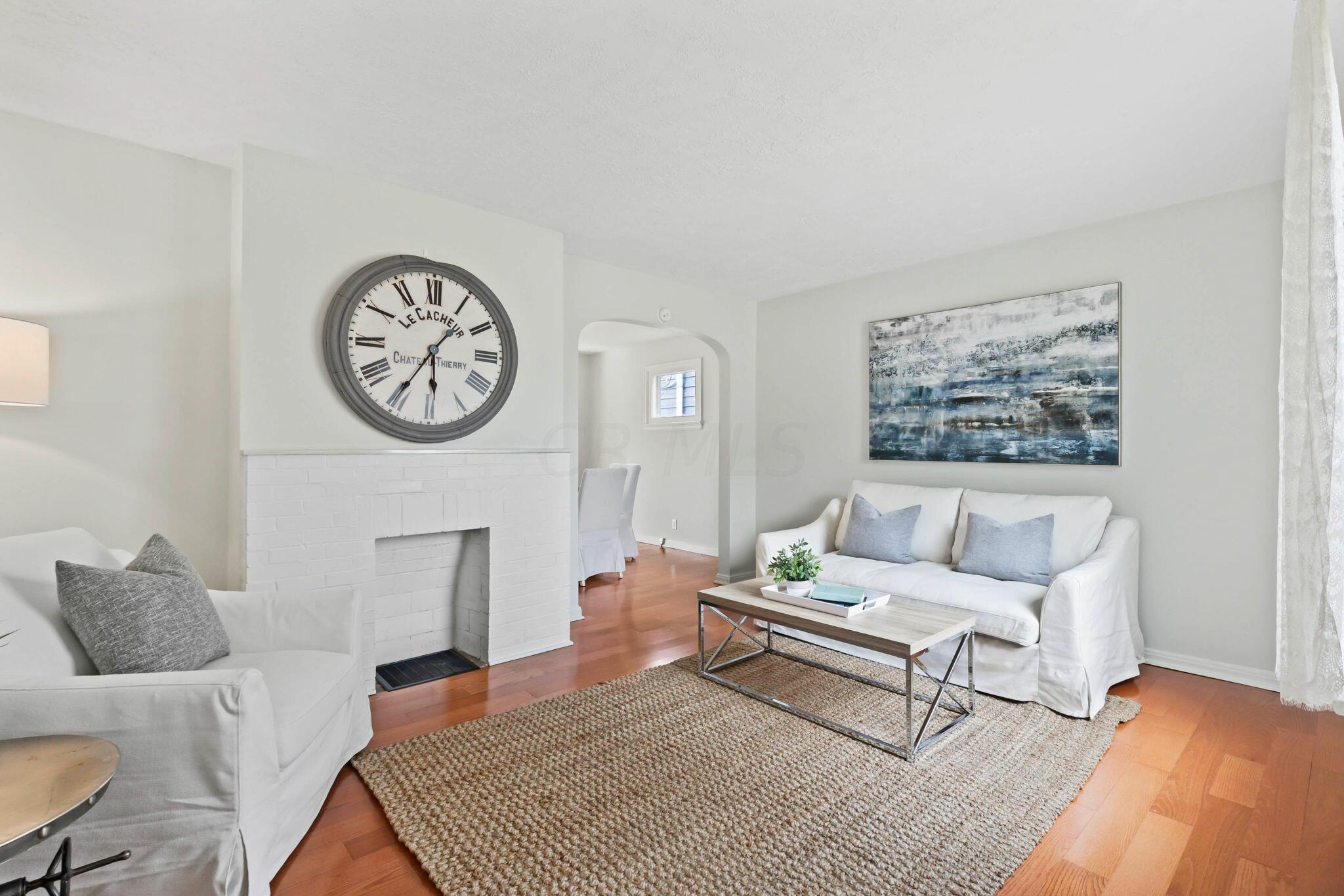 423 Garden Road Columbus, OH 43214 - Photo 3 of 29 Living Room