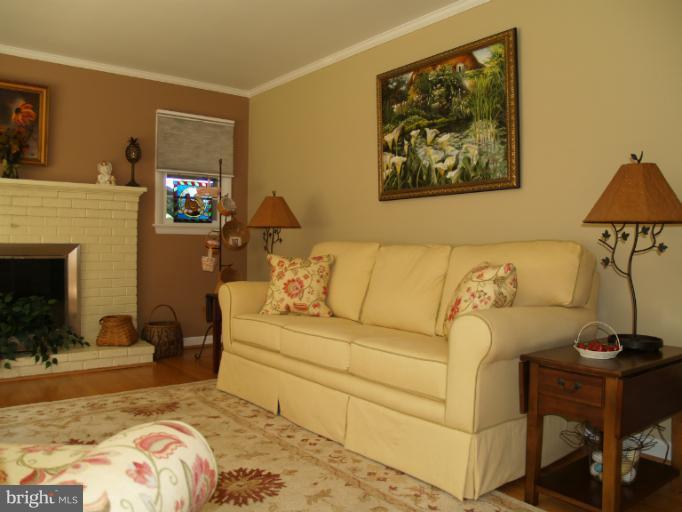 504 Buffalo Road Mount Airy, MD 21771 - Photo 2 of 27 Living Room