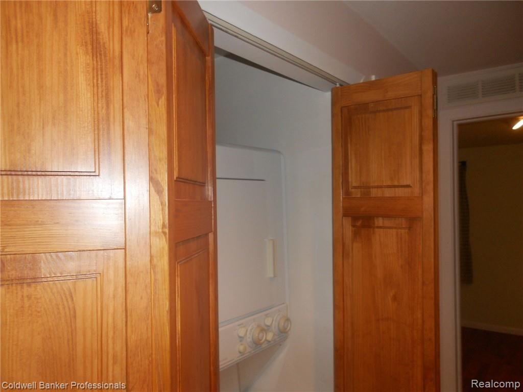 2517 Samoset Road Royal Oak, MI 48073 - Photo 16 of 41 6e.JPG
