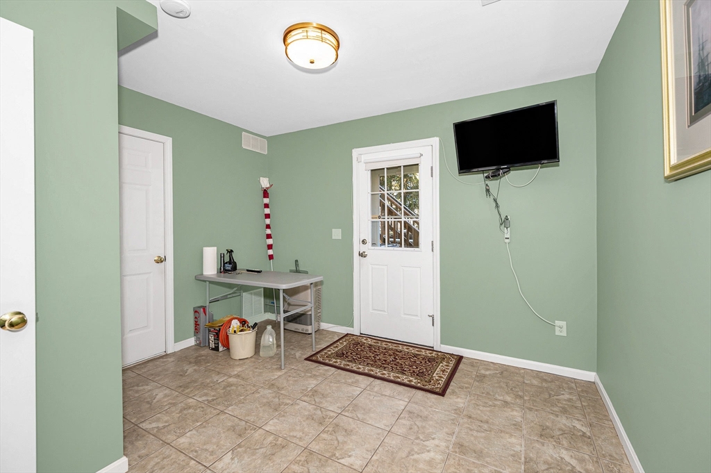 262 Littleton Road, Unit 14 Chelmsford, MA 01824 - Photo 5 of 30 a view of a livingroom and a workspace