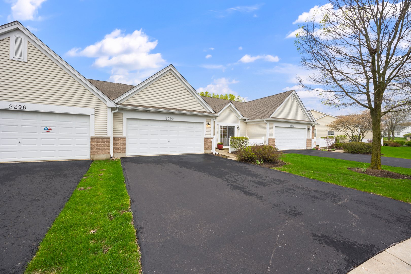 2292 Ashbrook Lane Grayslake, IL 60030 - Photo 2 of 22