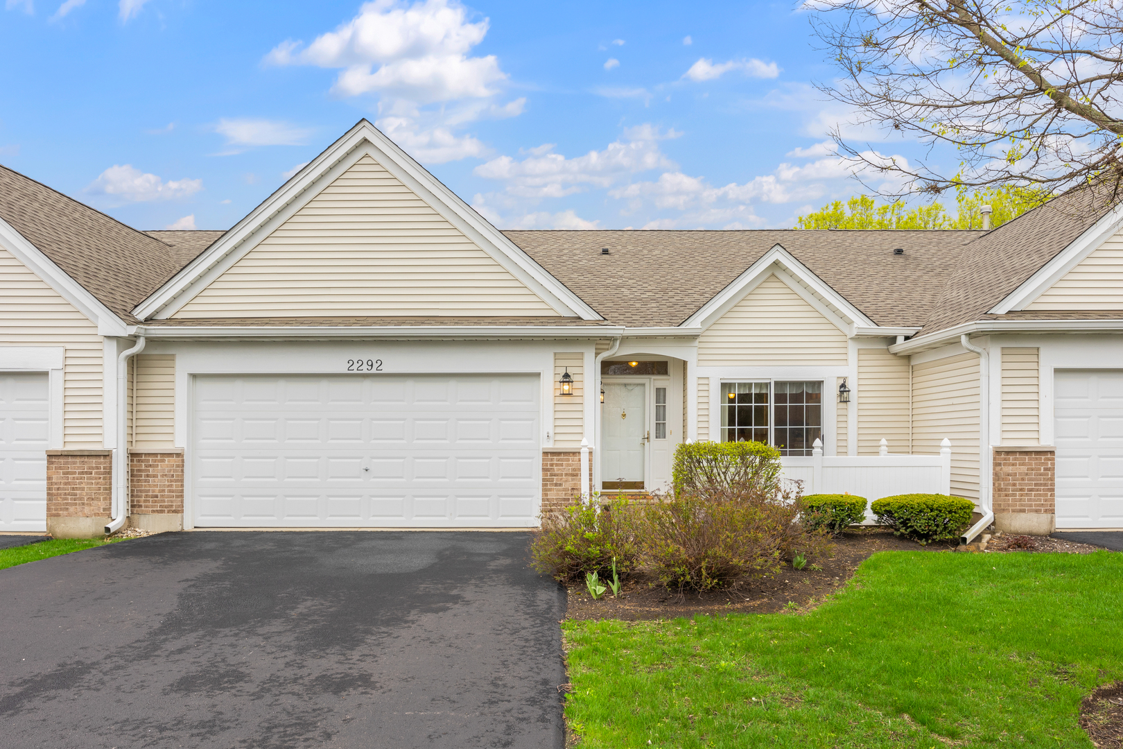 2292 Ashbrook Lane Grayslake, IL 60030 - Photo 3 of 22