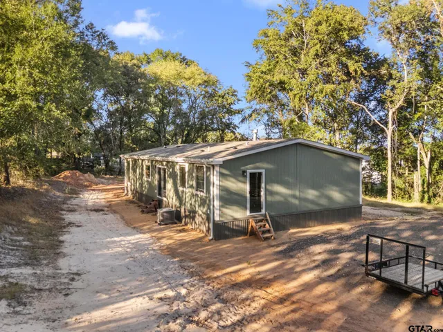 a view of a house with backyard