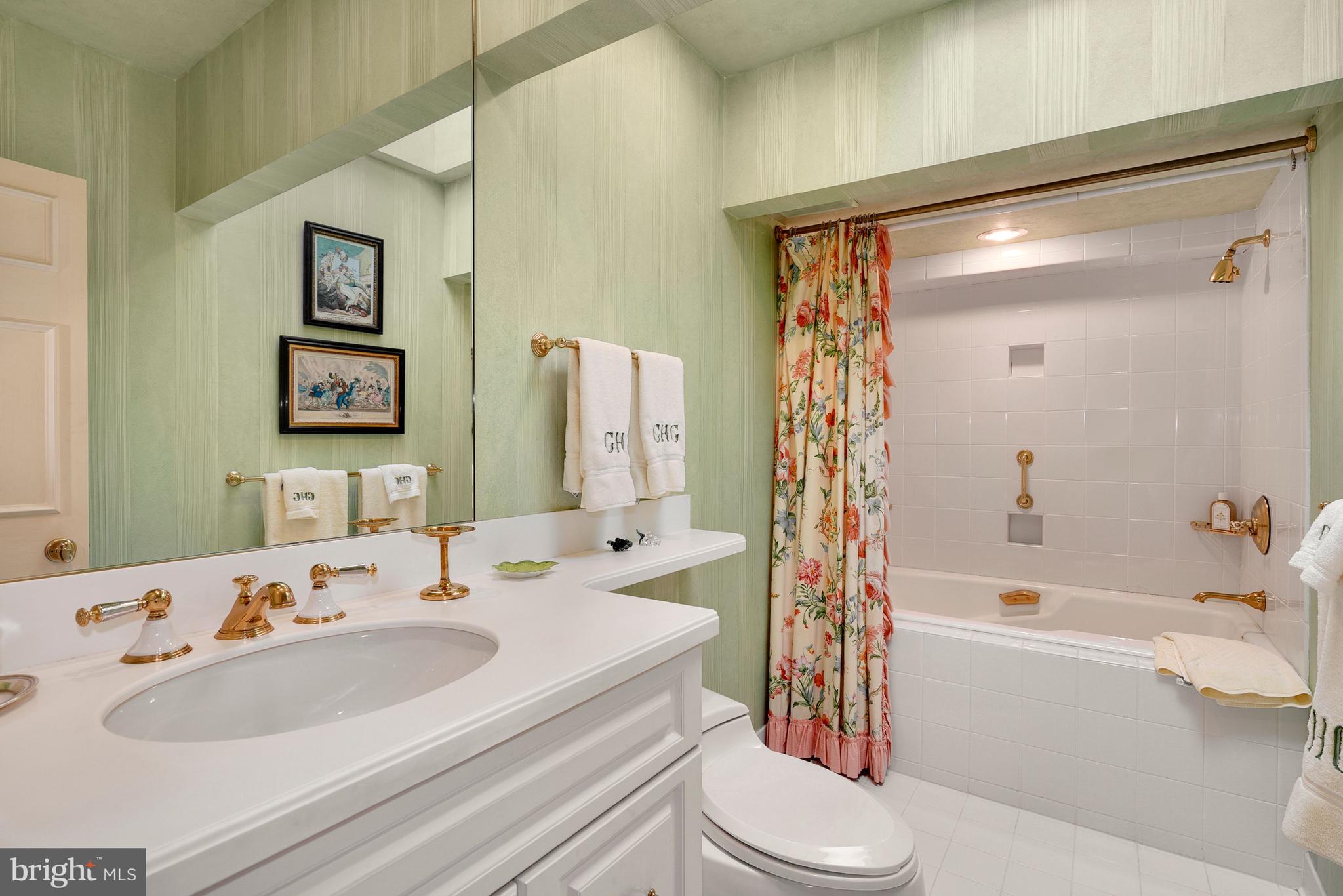 1811 Kalorama Square Northwest, Unit 6 Washington, DC 20009 - Photo 27 of 36 Ensuite Bath to Bedroom #3