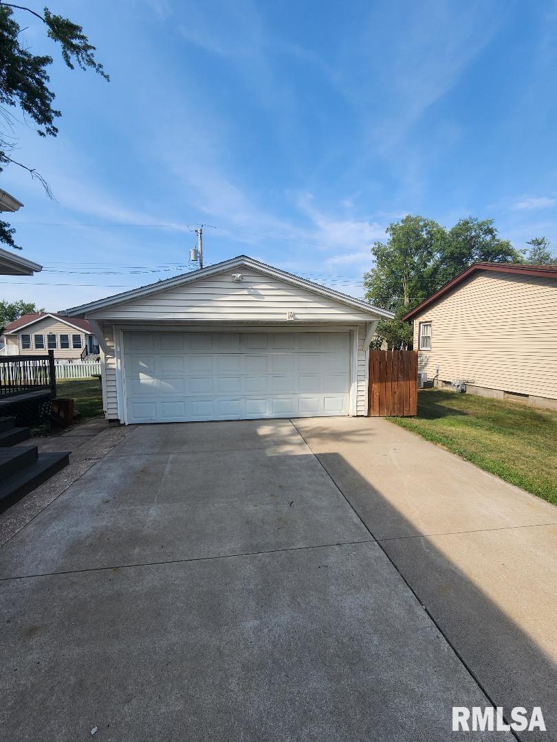 718 Middle Road Camanche, IA 52730 - Photo 4 of 31 Gallery Image 4